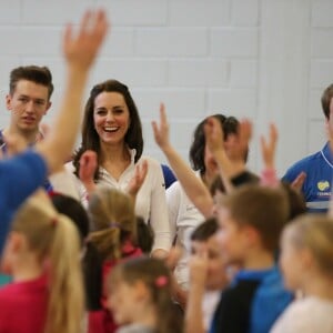 Kate Middleton a apporté son concours très volontaire à Judy Murray, mère de Jamie et Andy Murray, au lycée Craigmount d'Edimnourg le 24 février 2016 lors de l'opération "The Roadshow" de son programme Tennis on the Road.