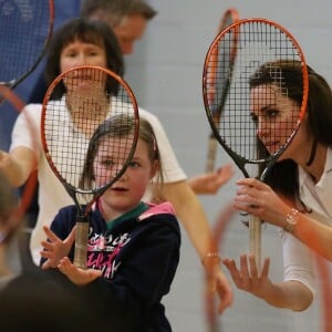 Kate Middleton a apporté son concours très volontaire à Judy Murray, mère de Jamie et Andy Murray, au lycée Craigmount d'Edimnourg le 24 février 2016 lors de l'opération "The Roadshow" de son programme Tennis on the Road.