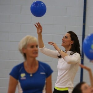 Kate Middleton a apporté son concours très volontaire à Judy Murray, mère de Jamie et Andy Murray, au lycée Craigmount d'Edimnourg le 24 février 2016 lors de l'opération "The Roadshow" de son programme Tennis on the Road.