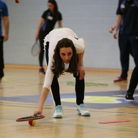 Kate Middleton a apporté son concours très volontaire à Judy Murray, mère de Jamie et Andy Murray, au lycée Craigmount d'Edimnourg le 24 février 2016 lors de l'opération "The Roadshow" de son programme Tennis on the Road.