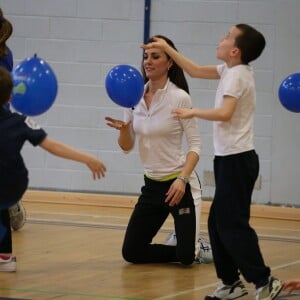 Kate Middleton a apporté son concours très volontaire à Judy Murray, mère de Jamie et Andy Murray, au lycée Craigmount d'Edimnourg le 24 février 2016 lors de l'opération "The Roadshow" de son programme Tennis on the Road.