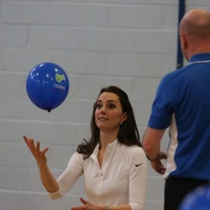 Kate Middleton a apporté son concours très volontaire à Judy Murray, mère de Jamie et Andy Murray, au lycée Craigmount d'Edimnourg le 24 février 2016 lors de l'opération "The Roadshow" de son programme Tennis on the Road.