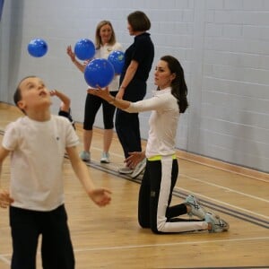 Kate Middleton a apporté son concours très volontaire à Judy Murray, mère de Jamie et Andy Murray, au lycée Craigmount d'Edimnourg le 24 février 2016 lors de l'opération "The Roadshow" de son programme Tennis on the Road.