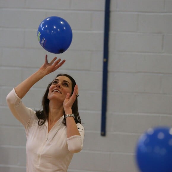 Kate Middleton a apporté son concours très volontaire à Judy Murray, mère de Jamie et Andy Murray, au lycée Craigmount d'Edimnourg le 24 février 2016 lors de l'opération "The Roadshow" de son programme Tennis on the Road.