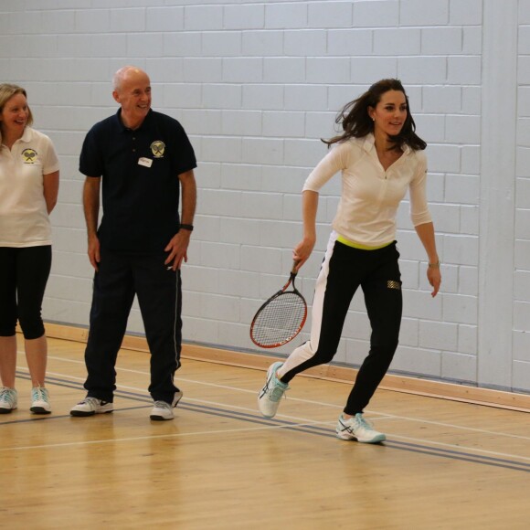 Kate Middleton a apporté son concours très sportif à Judy Murray, mère de Jamie et Andy Murray, au lycée Craigmount d'Edimnourg le 24 février 2016 lors de l'opération "The Roadshow" de son programme Tennis on the Road.