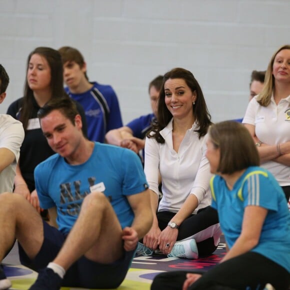 Kate Middleton a apporté son concours très sportif à Judy Murray, mère de Jamie et Andy Murray, au lycée Craigmount d'Edimnourg le 24 février 2016 lors de l'opération "The Roadshow" de son programme Tennis on the Road.