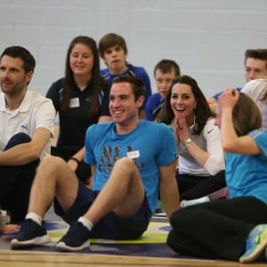 Kate Middleton a apporté son concours très sportif à Judy Murray, mère de Jamie et Andy Murray, au lycée Craigmount d'Edimnourg le 24 février 2016 lors de l'opération "The Roadshow" de son programme Tennis on the Road.