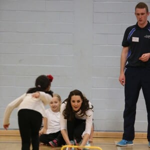 Kate Middleton a apporté son concours très sportif à Judy Murray, mère de Jamie et Andy Murray, au lycée Craigmount d'Edimnourg le 24 février 2016 lors de l'opération "The Roadshow" de son programme Tennis on the Road.