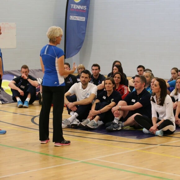 Kate Middleton a apporté son concours très sportif à Judy Murray, mère de Jamie et Andy Murray, au lycée Craigmount d'Edimnourg le 24 février 2016 lors de l'opération "The Roadshow" de son programme Tennis on the Road.