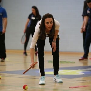 Kate Middleton a apporté son concours très sportif à Judy Murray, mère de Jamie et Andy Murray, au lycée Craigmount d'Edimnourg le 24 février 2016 lors de l'opération "The Roadshow" de son programme Tennis on the Road.