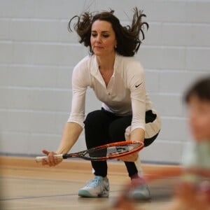 Kate Middleton a apporté son concours très sportif à Judy Murray, mère de Jamie et Andy Murray, au lycée Craigmount d'Edimnourg le 24 février 2016 lors de l'opération "The Roadshow" de son programme Tennis on the Road.