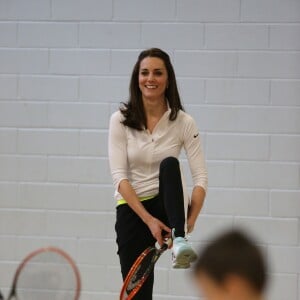 Kate Middleton a apporté son concours très sportif à Judy Murray, mère de Jamie et Andy Murray, au lycée Craigmount d'Edimnourg le 24 février 2016 lors de l'opération "The Roadshow" de son programme Tennis on the Road.