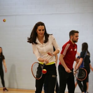 Kate Middleton a apporté son concours très sportif à Judy Murray, mère de Jamie et Andy Murray, au lycée Craigmount d'Edimnourg le 24 février 2016 lors de l'opération "The Roadshow" de son programme Tennis on the Road.