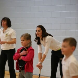 Kate Middleton a apporté son concours très sportif à Judy Murray, mère de Jamie et Andy Murray, au lycée Craigmount d'Edimnourg le 24 février 2016 lors de l'opération "The Roadshow" de son programme Tennis on the Road.