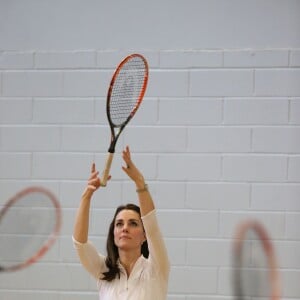 Kate Middleton a apporté son concours très sportif à Judy Murray, mère de Jamie et Andy Murray, au lycée Craigmount d'Edimnourg le 24 février 2016 lors de l'opération "The Roadshow" de son programme Tennis on the Road.