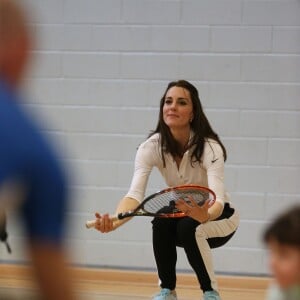 Kate Middleton a apporté son concours très sportif à Judy Murray, mère de Jamie et Andy Murray, au lycée Craigmount d'Edimnourg le 24 février 2016 lors de l'opération "The Roadshow" de son programme Tennis on the Road.