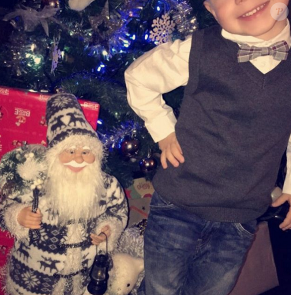 Hugo (4 ans), fils d'Amélie Neten, sur son 31 pour célébrer Noël. Décembre 2015.