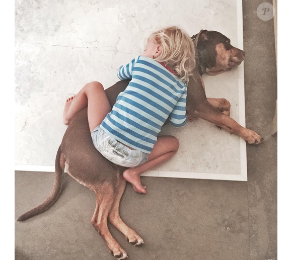 Gisele Bündchen a publié une photo de son fils avec leur chien, sur sa page Instagram au mois de novembre 2015.