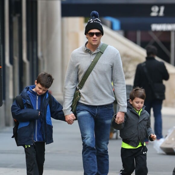 Exclusif - Gisele Bündchen et son mari Tom Brady se promènent avec leurs enfants Vivian et Benjamin à New York, et avec le fils de Tom, John Edward Thomas Moynahan, le 30 janvier 2016.