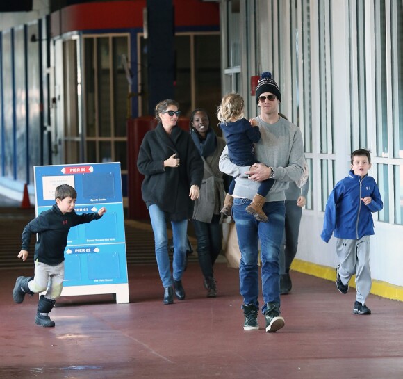 Exclusif - Gisele Bündchen et son mari Tom Brady se promènent avec leurs enfants Vivian et Benjamin à New York, et avec le fils de Tom, John Edward Thomas Moynahan, le 30 janvier 2016.