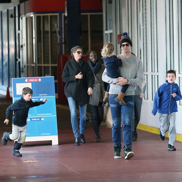 Exclusif - Gisele Bündchen et son mari Tom Brady se promènent avec leurs enfants Vivian et Benjamin à New York, et avec le fils de Tom, John Edward Thomas Moynahan, le 30 janvier 2016.