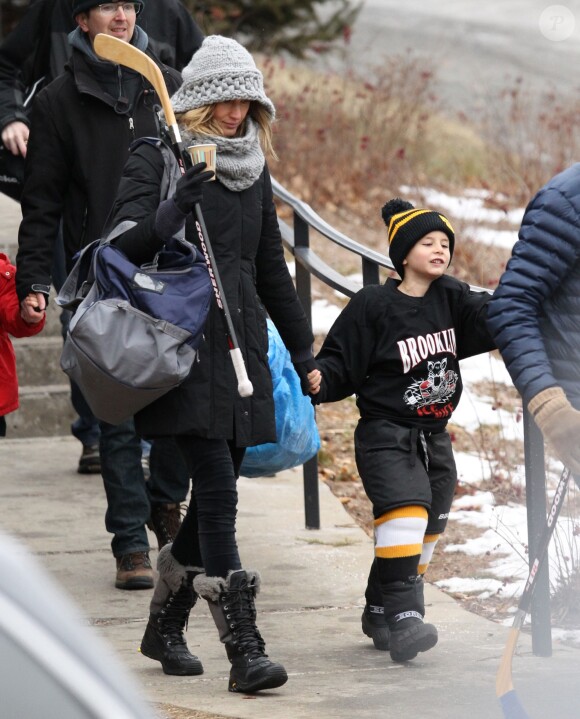 Exclusif - Gisele Bündchen va applaudir son fils Benjamin à son match de Hockey le 23 janvier 2016 à Boston