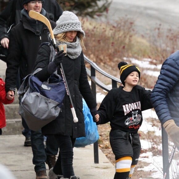 Exclusif - Gisele Bündchen va applaudir son fils Benjamin à son match de Hockey le 23 janvier 2016 à Boston