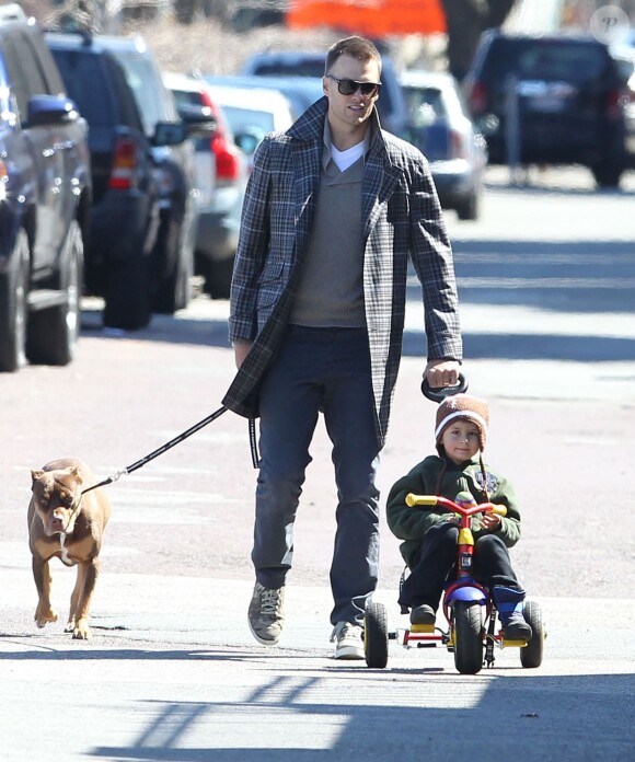 Exclusif - Tom Brady et Gisele Bundchen emmènent leurs enfants au parc à Boston. Le matin, Tom est allé se balader avec sa soeur Nancy qui participera au Marathon de Boston. Leur petit chien Lua est avec eux. Le 20 avril 2014