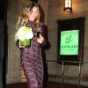 Gisele Bündchen quitte le restaurant Cipriani de New York avec un bouquet de fleurs blanches à la main à New York le 27 septembre 2015.