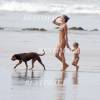 Exclusif - Le mannequin Gisele Bündchen se ressource en famille à la plage au Costa Rica le 5 juin 2015.
