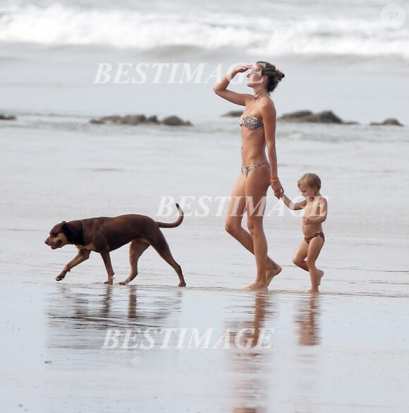 Exclusif - Le mannequin Gisele Bündchen se ressource en famille à la plage au Costa Rica le 5 juin 2015.