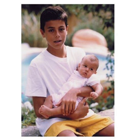 Enrique Iglesias à 14 ans avec sa demi-soeur Ana - 1989