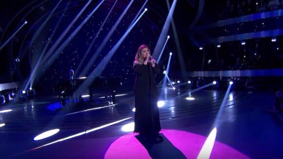 Kelly Clarkson enceinte et très émue interprète son titre Piece by Piece sur le plateau de l'émission American Idol provoquant les larmes de Keith Urban. Vidéo publiée sur Youtube, le 25 février 2016.