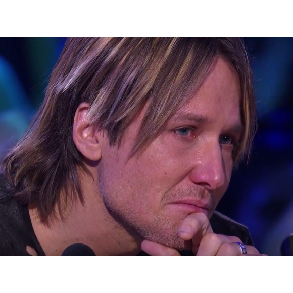 Kelly Clarkson interprète son titre Piece by Piece qui parle de l'abandon de son père, sur le plateau de l'émission American Idol. Une prestation émouvante qui a fait pleurer Keith Urban. Image extraite d'une vidéo publiée sur Youtube, le 25 février 2016.