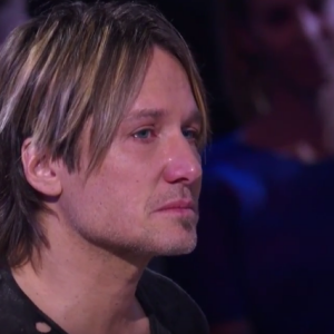 Kelly Clarkson enceinte et émue aux larmes interprète son titre Piece by Piece qui parle de l'abandon de son père, sur le plateau de l'émission American Idol. Une prestation émouvante qui a fait pleurer Keith Urban. Image extraite d'une vidéo publiée sur Youtube, le 25 février 2016.