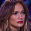 Kelly Clarkson enceinte et émue aux larmes interprète son titre Piece by Piece qui parle de l'abandon de son père, sur le plateau de l'émission American Idol. Une prestation émouvante qui a bouleversée Jennifer Lopez. Image extraite d'une vidéo publiée sur Youtube, le 25 février 2016.