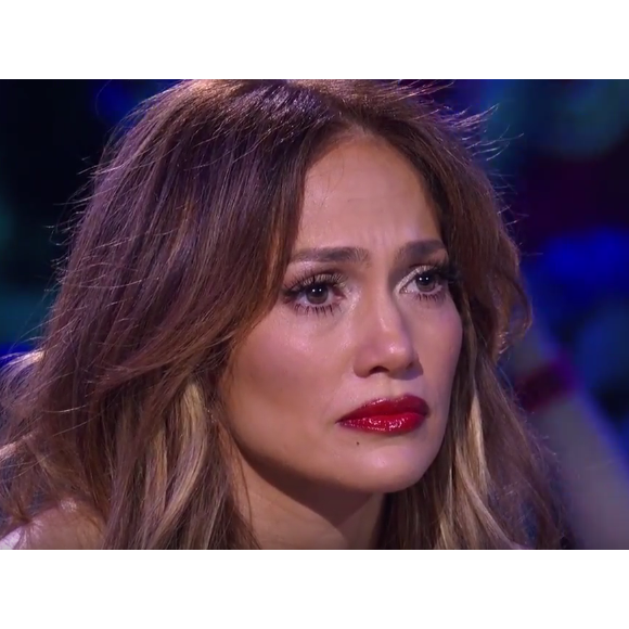 Kelly Clarkson enceinte et émue aux larmes interprète son titre Piece by Piece qui parle de l'abandon de son père, sur le plateau de l'émission American Idol. Une prestation émouvante qui a bouleversée Jennifer Lopez. Image extraite d'une vidéo publiée sur Youtube, le 25 février 2016.