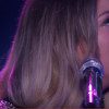 Kelly Clarkson enceinte et émue aux larmes interprète son titre Piece by Piece qui parle de l'abandon de son père, sur le plateau de l'émission American Idol. Image extraite d'une vidéo publiée sur Youtube, le 25 février 2016.