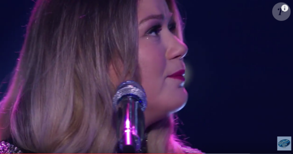 Kelly Clarkson enceinte et émue aux larmes interprète son titre Piece by Piece qui parle de l'abandon de son père, sur le plateau de l'émission American Idol. Image extraite d'une vidéo publiée sur Youtube, le 25 février 2016.