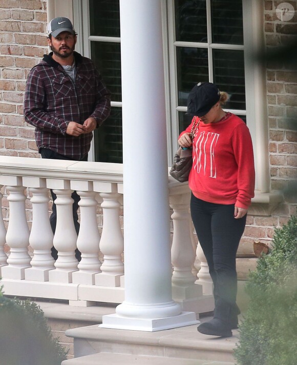 Exclusif - Kelly Clarkson et son fiance Brandon Blackstock se promenent a Nashville, le 20 octobre 2013. Brandon est accompagne de ses enfants Savannah et Seth. La rumeur dit que le couple a deja reçu la licence de mariage, et vont probablement se marier ce weekend a Nashville.