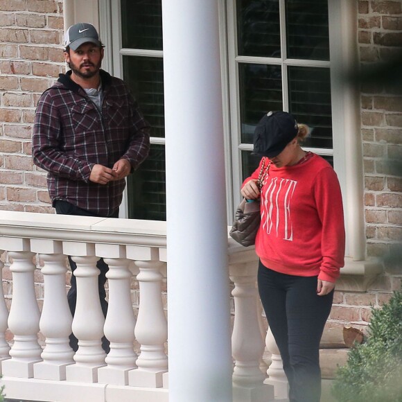 Exclusif - Kelly Clarkson et son fiance Brandon Blackstock se promenent a Nashville, le 20 octobre 2013. Brandon est accompagne de ses enfants Savannah et Seth. La rumeur dit que le couple a deja reçu la licence de mariage, et vont probablement se marier ce weekend a Nashville.