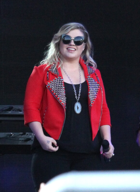 Kelly Clarkson en concert pour l'émission Jimmy Kimmel Live à Hollywood, le 18 août 2015.