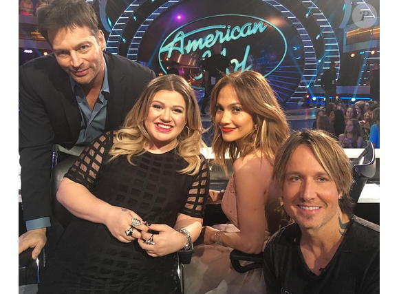Kelly Clarkson sur le plateau d'American Idol avec Jennifer Lopez et Keith Urban. Photo publiée sur Instagram, le 25 février 2016.