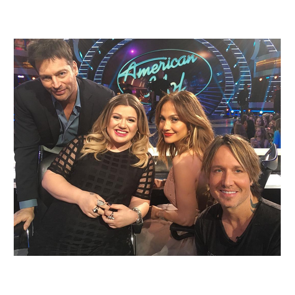 Kelly Clarkson sur le plateau d'American Idol avec Jennifer Lopez et Keith Urban. Photo publiée sur Instagram, le 25 février 2016.