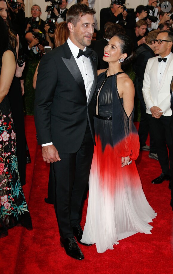 Olivia Munn et son petit-ami Aaron Rodgers à la Soirée Costume Institute Gala 2015 (Met Ball) au Metropolitan Museum célébrant l'ouverture de Chine: à travers le miroir à New York, le 4 mai 2015 .