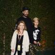 Travis Barker et ses enfants Landon Asher et Alabama Luella à la soirée d'ouverture du spectacle "Kurios" du Cirque du Soleil à Los Angeles. Le 9 décembre 2015