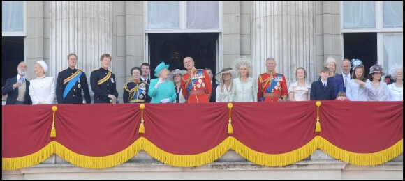 Lady Amelia Windsor, à droite du prince Charles, avec la famille royale au balcon de Buckingham Palace le 14 juin 2008 lors de la parade Trooping the Colour.
