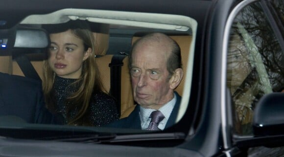 Lady Amelia Windsor dans la voiture de son grand-père le duc de Kent, arrivant le 16 décembre 2015 à Buckingham Palace pour le déjeuner de Noël offert par la reine Elizabeth II.