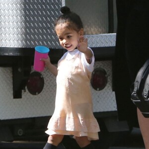 Kim Kardashian et son mari Kanye West sont allés déjeuner avec leur fille North à Bel-Air et rencontrent plus tard John Legend et sa femme Chrissy Teigen pour faire du shopping dans le quartier de Beverly Hills. Le 21 février 2016