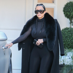 Kim Kardashian sortant du centre de dermatologie Epione à Beverly Hills le 19 février 2016.